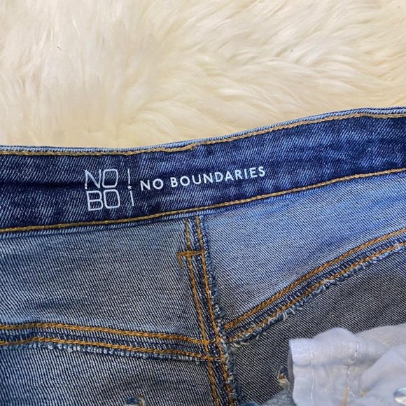 NWOT NO BOUNDARIES Women 28 Juniors 9  High Rise Distressed Stretch Denim Shorts - Picture 3 of 6